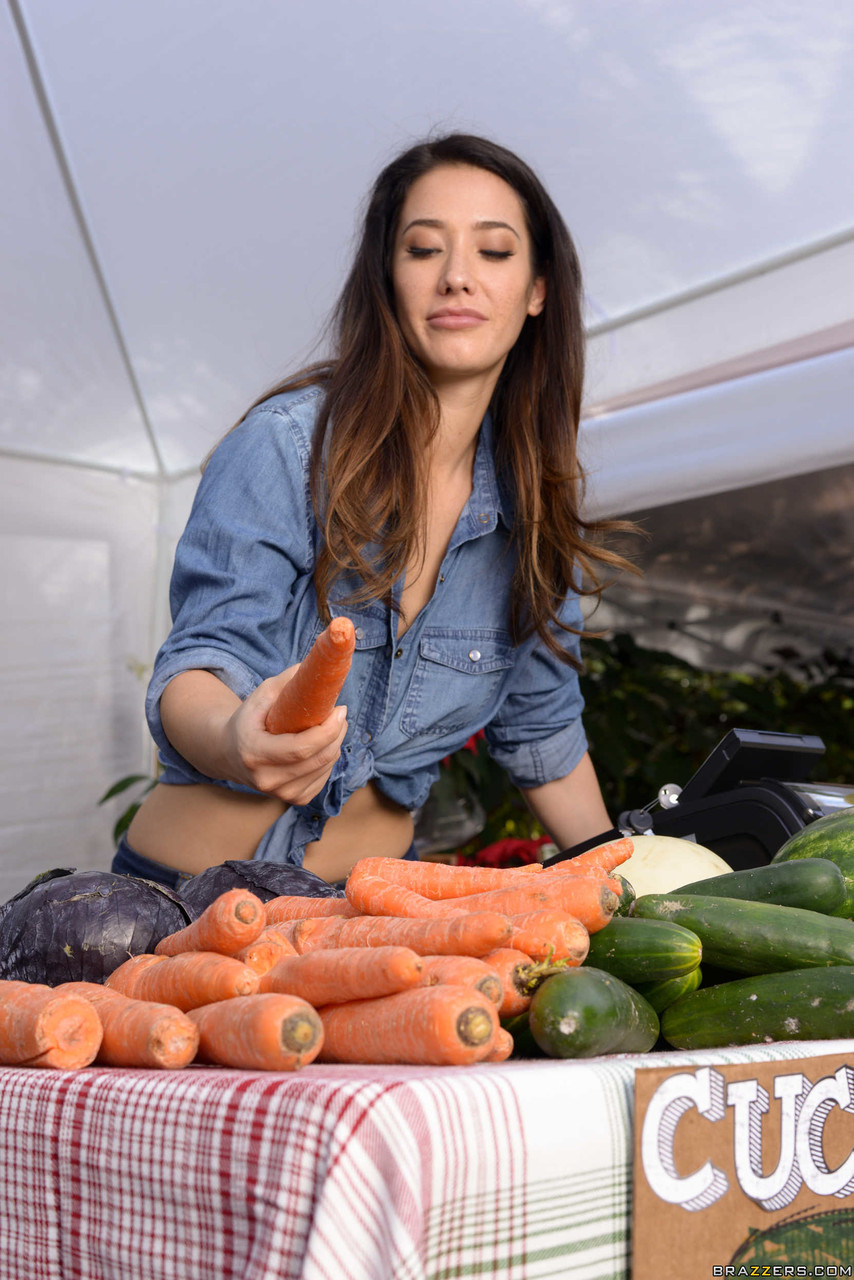 demetri green add eva lovia the farmers wife photo