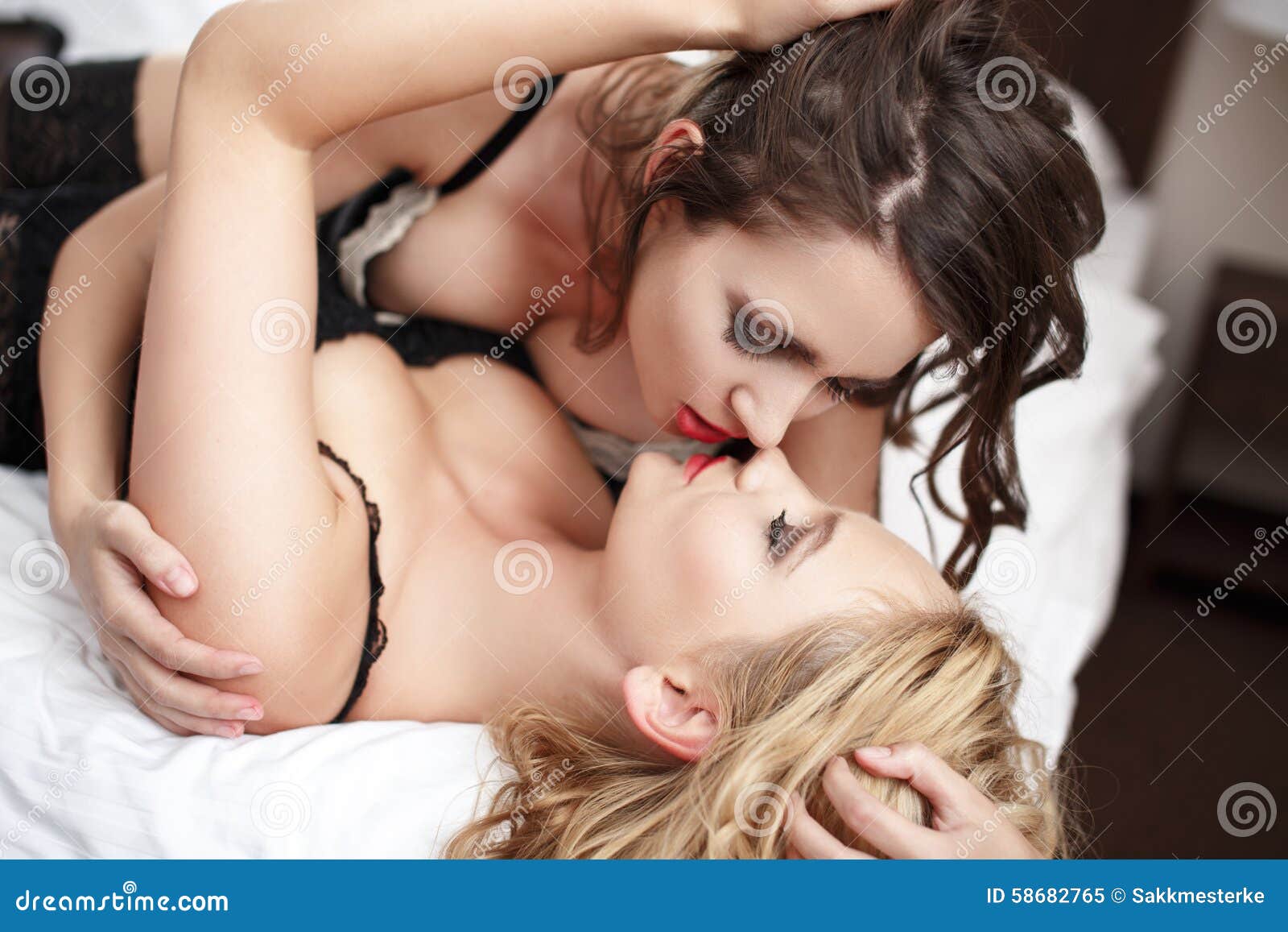 ann bilton add hottest lesbians kissing photo