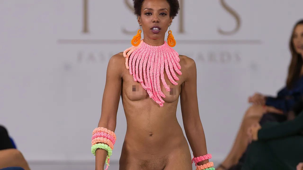 carly wouters add naked runway photo