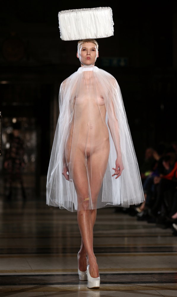 chelsea la vone add model nude runway image